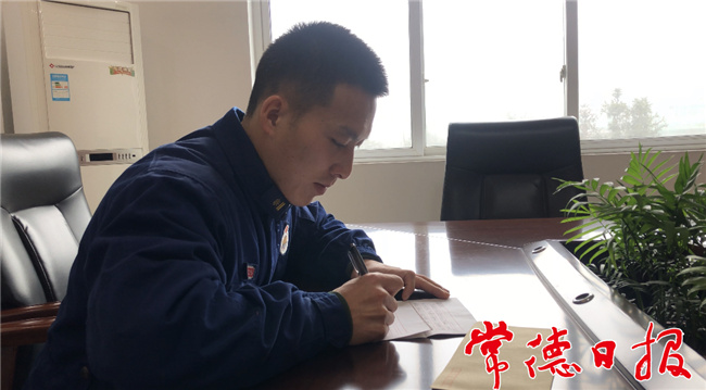 譚曉英正在給妻子寫信_1613016674202.jpg