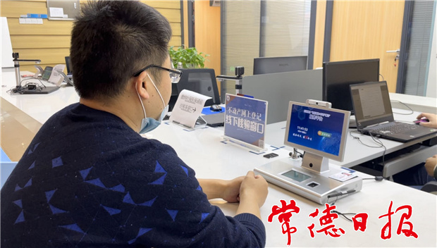 市民正在體驗(yàn)智能面簽系統(tǒng)_1617095897482.jpg