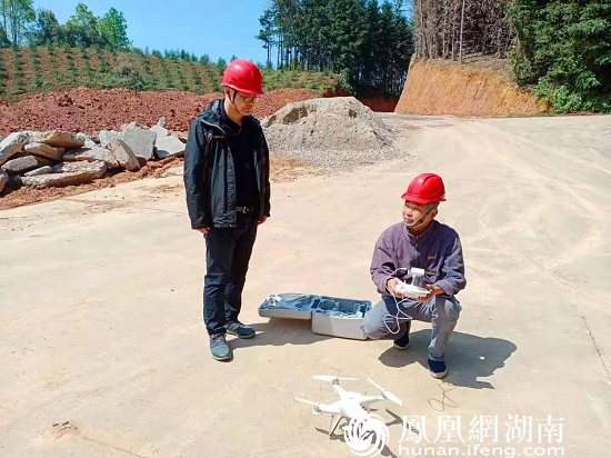 工作人員正在現(xiàn)場調(diào)試無人機