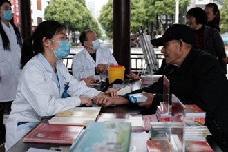 柳葉湖旅游度假區(qū)愛國衛(wèi)生運動委員會舉行第33個愛國衛(wèi)生月宣傳活動