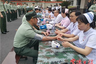 常德軍分區(qū)聯(lián)合市第一人民醫(yī)院為駐常官兵“送健康”