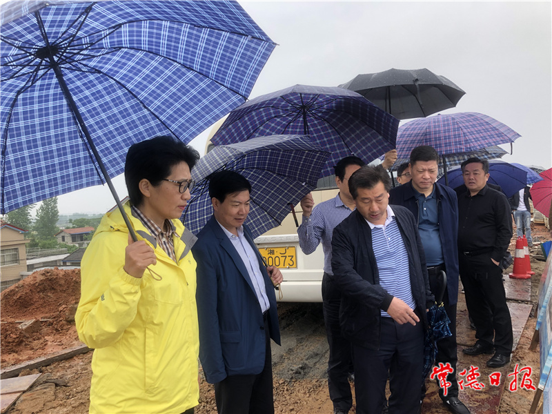 現(xiàn)場(chǎng)督導(dǎo)三湖機(jī)埠的防汛防澇工作_1621340988127_副本.jpg
