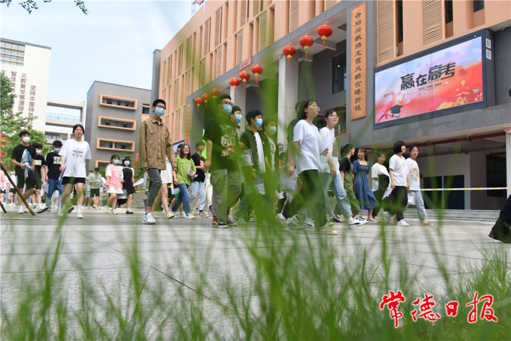 6月8日，普通高等學(xué)校招生全國統(tǒng)一考試澧縣第二中學(xué)考點，考生們胸有成竹走向考場。.jpg
