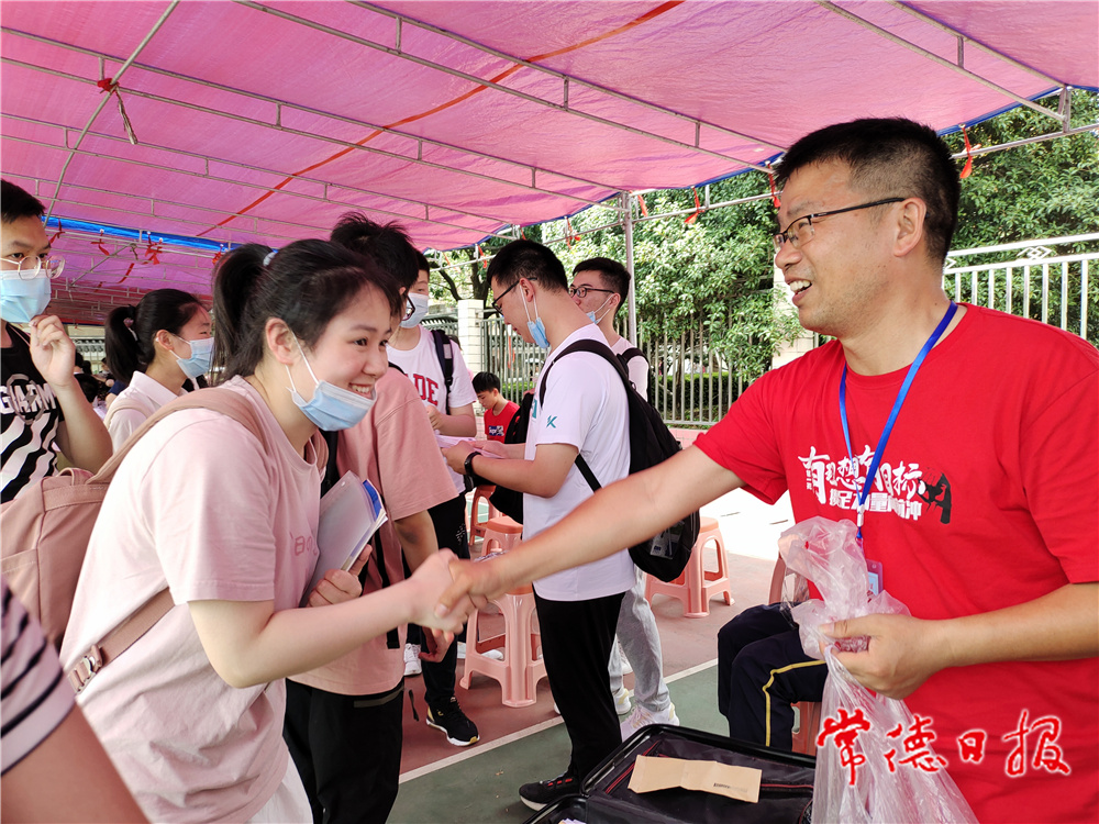 6月7日下午，數(shù)學(xué)考試之前，芷蘭實驗學(xué)校的同學(xué)們爭相與數(shù)學(xué)老師握手 (3).jpg