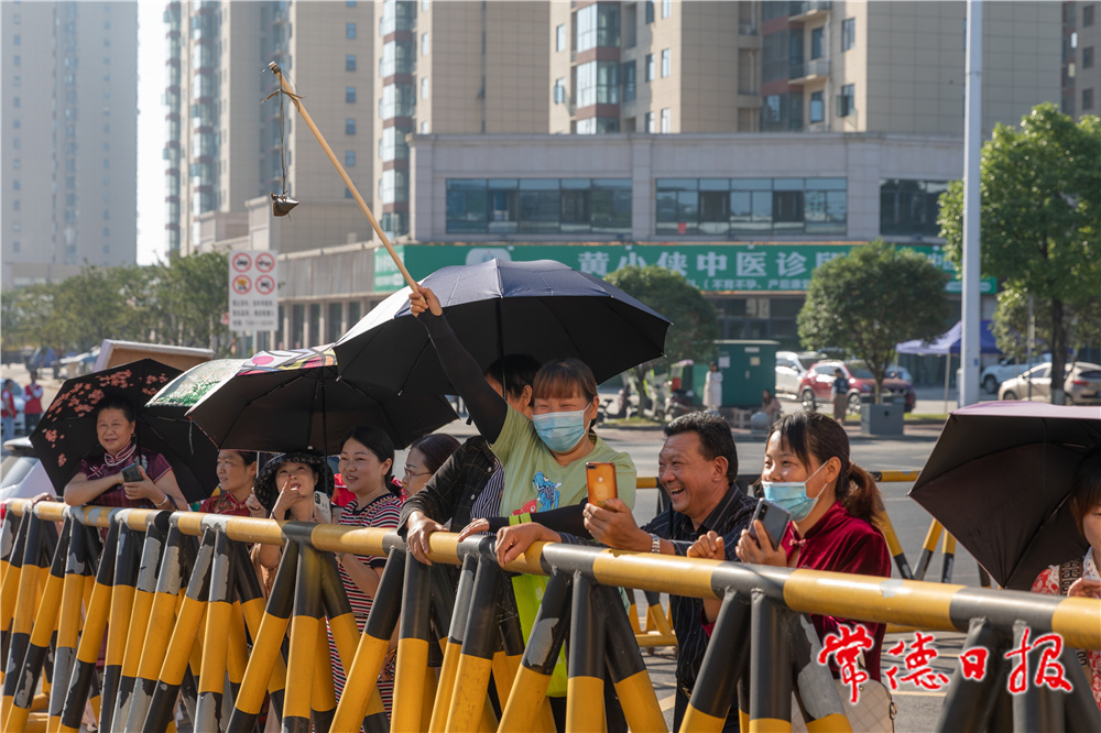 桃源一中的大門口，考生家長高高舉著粽子，喻意高中。周桂成 攝.jpg