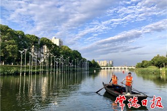 穿紫河美容師