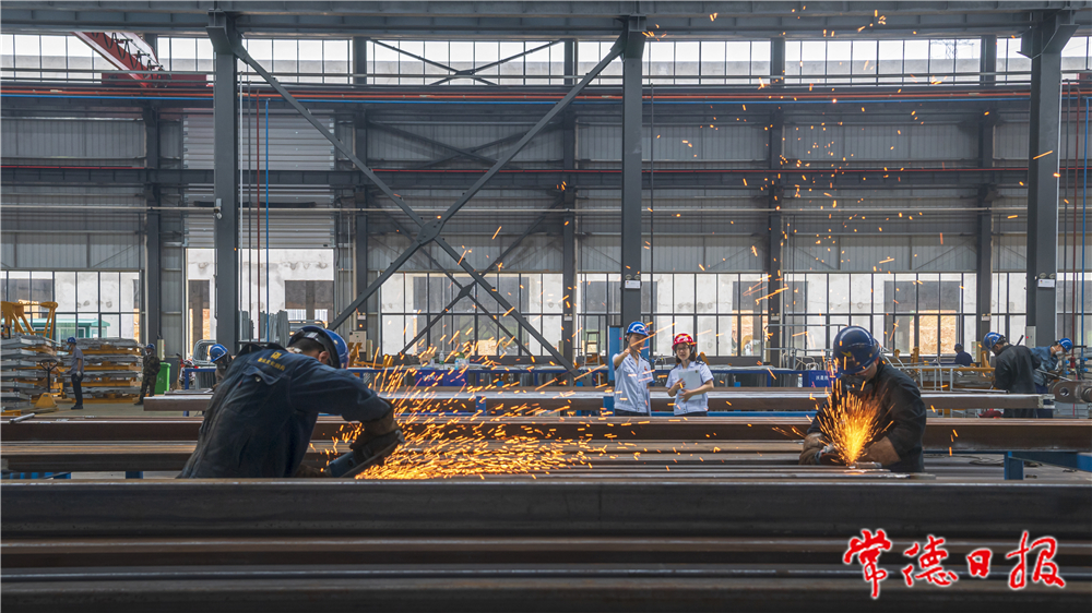 陳世龍-車間工人.jpg