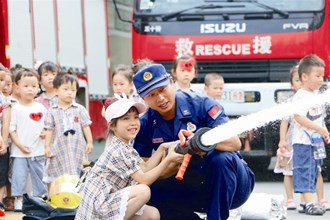 津市市：津世華龍幼兒園走進消防站