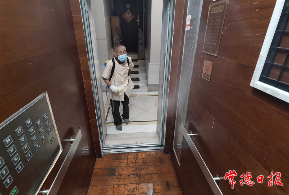 15：8月2日，市城區(qū)柳葉大道紫緣路附近某小區(qū)，保潔人員在對電梯間進行消殺作業(yè)。  李龍 攝_副本.jpg