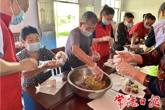 武陵區(qū)：丹洲鄉(xiāng)敬老院里提前過中秋