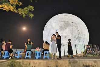 柳葉湖畔嫦娥舞 超級月亮慶“雙節(jié)”