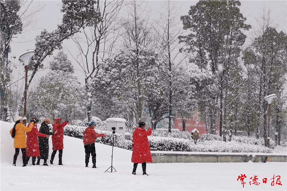 sj鄒嵐-雪天拍抖音的大姐們-1.jpg