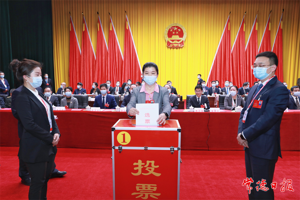 投票現場，余懷民投下神圣的一票_1641046557213.jpg