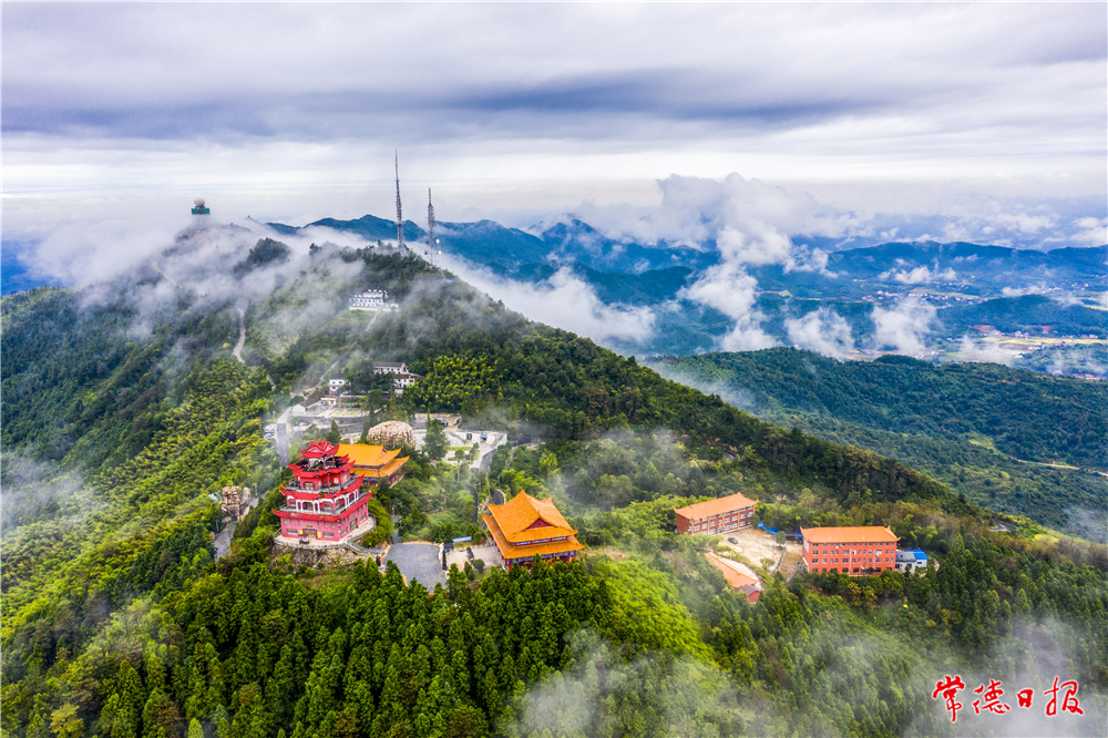 霧漫太陽(yáng)山  周愛(ài)田 攝.jpg