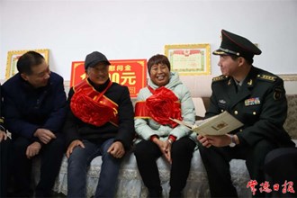 軍地聯(lián)合為一等功臣袁偉家庭送喜報(bào)