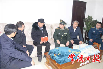 常德軍分區(qū)領(lǐng)導(dǎo)走訪(fǎng)慰問(wèn)時(shí)指出 要把關(guān)懷送到軍人軍屬和退役軍人心坎上