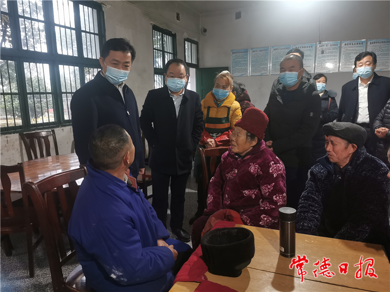 劉國龍節(jié)前慰問3_1643286812396.jpg