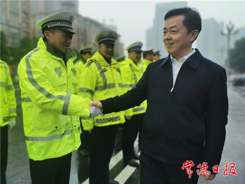 劉國龍節(jié)前慰問1_1643286812902.jpg