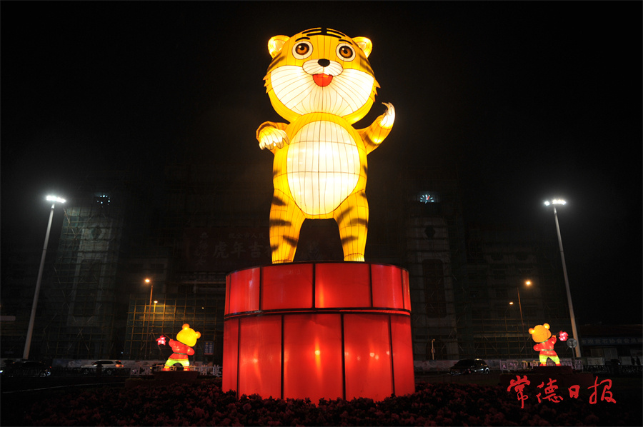 1月25日，市城區(qū)武陵閣花燈點(diǎn)亮，主題為“”五虎鬧新春“。陳歡 攝.jpg