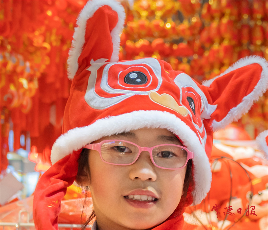 1月25日，市城區(qū)，“老虎帽”成為孩子們的喜愛(ài)之物。喻應(yīng)獻(xiàn) 攝.jpg