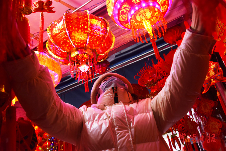 1月23日，澧縣縣城珍珠市場(chǎng)，市民們競(jìng)相選購(gòu)自己喜愛(ài)的春節(jié)飾品。 柏依樸 攝.jpg