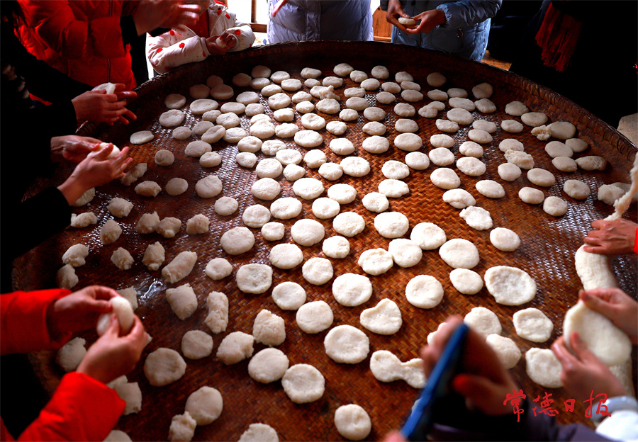 1月18日，太陽(yáng)山某山莊內(nèi)，一群游客在做糍粑。魯紅英.jpg