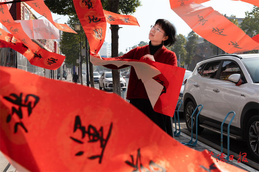 1月19日，市城區(qū)，書法家們開(kāi)展送春聯(lián)進(jìn)小區(qū)活動(dòng)。喻應(yīng)獻(xiàn) 攝.jpg