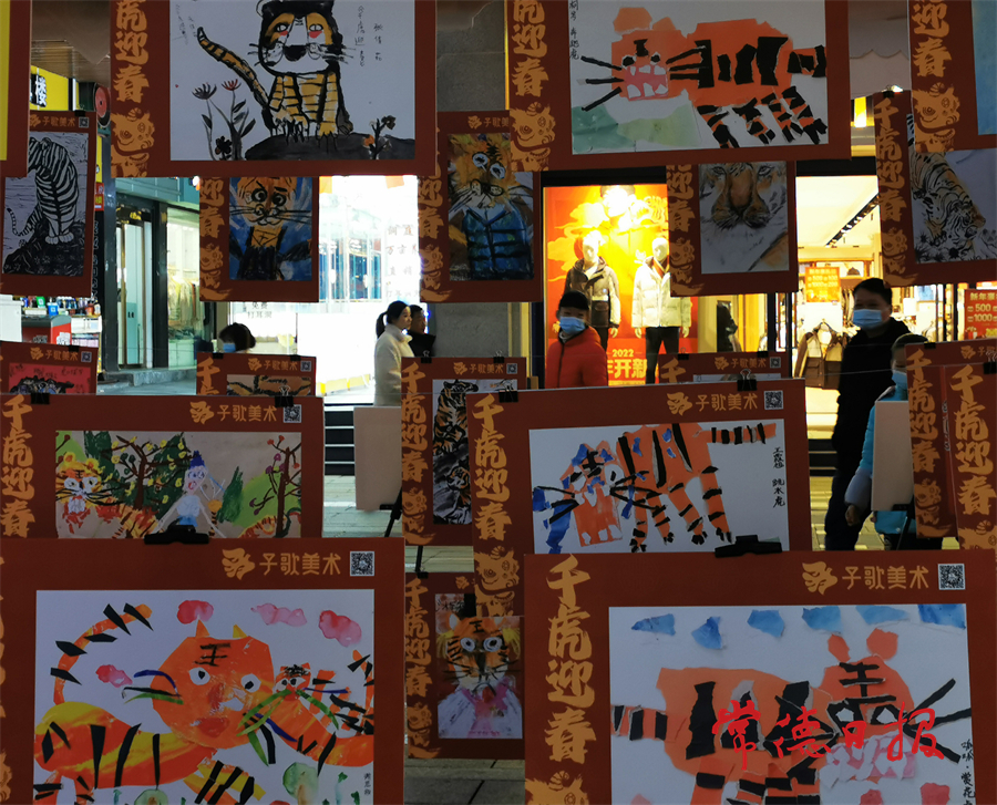 1月1日，市城區(qū)商業(yè)步行街上展出了以老虎為創(chuàng)作素材的畫展?；⒒⑸藗儺嫽⒔幽?。姜坤山攝.jpg