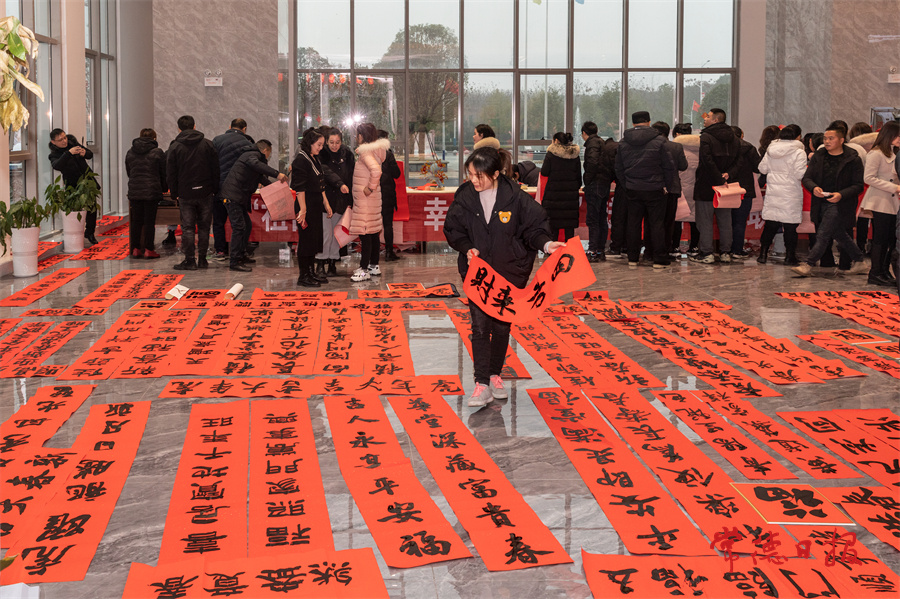1月21日，桃源縣書法家協(xié)會(huì)組織一批骨干會(huì)員走進(jìn)桃源高新區(qū)，為園區(qū)員工義務(wù)寫春聯(lián)、送祝福。周桂成 攝.jpg