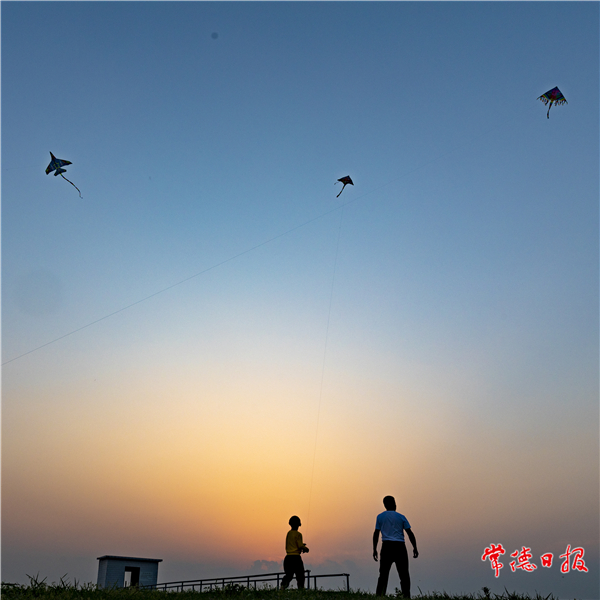 趙藺-忙趁春風(fēng)放紙紙鳶-2022年3月13日 地點(diǎn)：賀家山 開車路過 見許多孩子在大堤上放風(fēng)箏.jpg