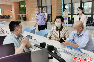 市領(lǐng)導(dǎo)全程體驗(yàn)辦網(wǎng)約車駕駛員資格證流程時指出 深入推進(jìn)“放管服”改革各項(xiàng)舉措落地