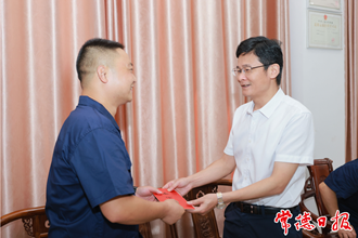 曹志強(qiáng)開展“八一”建軍節(jié)走訪慰問活動(dòng)指出 樹立好榜樣 傳遞正能量