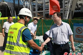 周振宇慰問(wèn)鐵路建設(shè)者并調(diào)度高鐵建設(shè)強(qiáng)調(diào)　把常益長(zhǎng)高鐵常德段建設(shè)成為精品工程