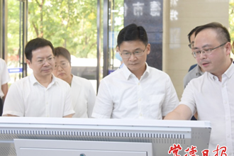 曹志強(qiáng)調(diào)研人社工作時強(qiáng)調(diào)：堅(jiān)持人社事業(yè)為人民 千方百計(jì)惠民生促發(fā)展