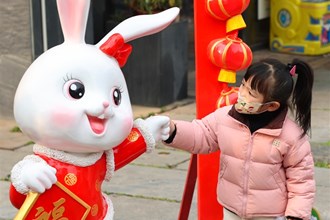 【社會】市城區(qū)布置兔元素喜慶裝飾