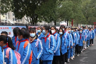 【社會(huì)】開學(xué)啦！兔子舞、知識(shí)競(jìng)猜...育才小學(xué)報(bào)到日溫暖有序