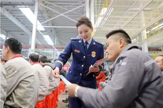 【社會】消防宣傳服務(wù)隊員走進常德中車新能源有限公司總裝車間