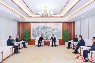 曹志強(qiáng)周振宇分別與重慶藥友制藥有限責(zé)任公司董事長劉強(qiáng)一行座談 堅(jiān)定信心加快進(jìn)度 全力推進(jìn)項(xiàng)目落地見效