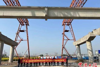 漢壽南5號特大橋完成首件預(yù)制梁板架設(shè) 益常高速公路擴(kuò)容工程再進(jìn)一程