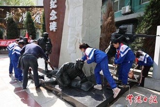 【攝影報(bào)道】少先隊(duì)員清明祭先烈