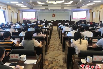 市領(lǐng)導(dǎo)在市人大常委會法律大講堂上要求：把法律知識學(xué)習(xí)、法治素養(yǎng)提升放在重中之重的位置