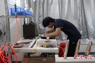 【攝影報道】南華樂器公司生產(chǎn)忙