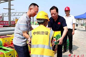 市領(lǐng)導(dǎo)為常德火車站建設(shè)者“送清涼”