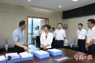 市領(lǐng)導(dǎo)接聽“12345熱線” 回應(yīng)群眾關(guān)切