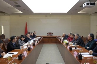 周振宇就《政府工作報(bào)告（征求意見稿）》征求老干部意見和建議