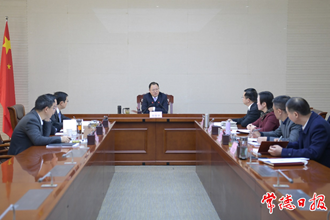 市政府黨組班子開展主題教育專題民主生活會會前學(xué)習(xí)研討暨市政府黨組理論學(xué)習(xí)中心組2024年第1次集體學(xué)習(xí)