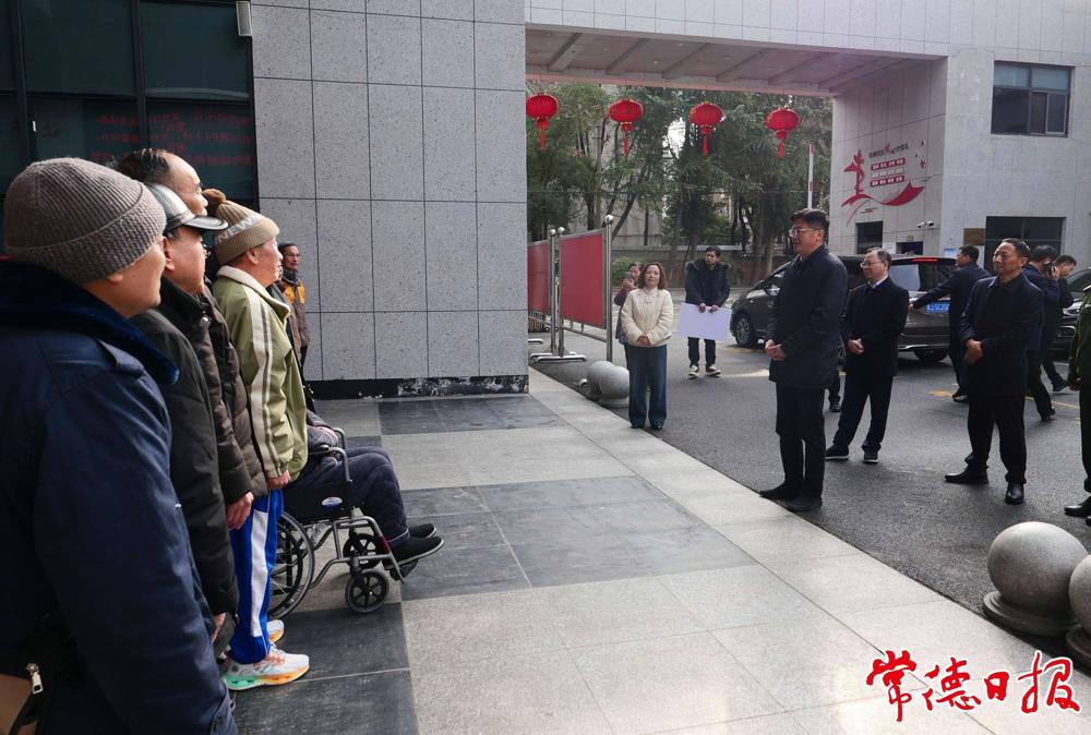 市委書記羅毅君，市委副書記、市長周振宇在市軍隊離退休干部休養(yǎng)所走訪慰問