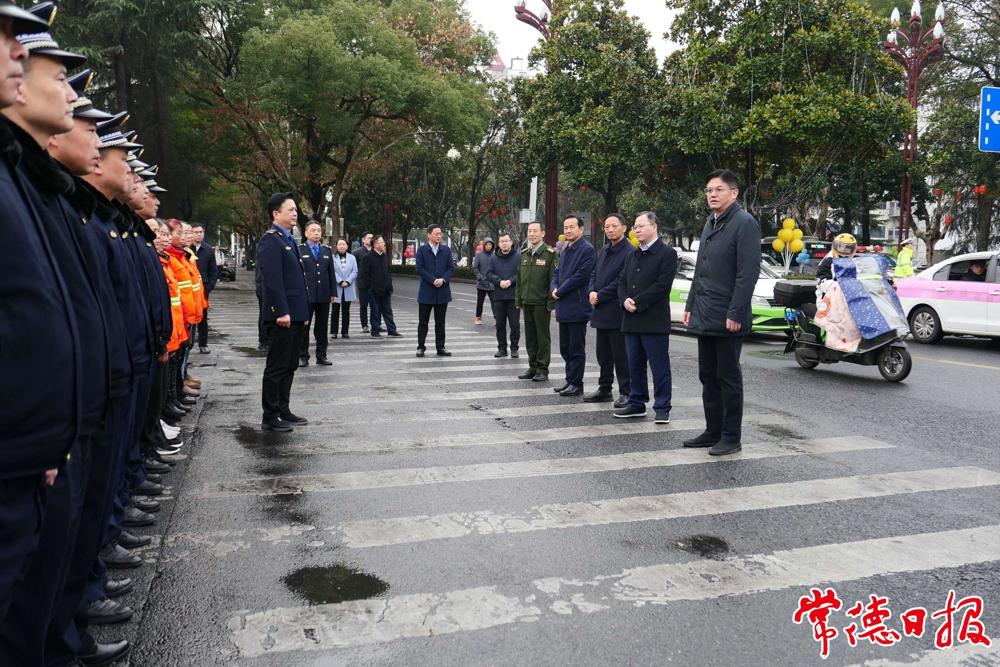 市委書記羅毅君，市委副書記、市長周振宇看望慰問一線城管、環(huán)衛(wèi)工作者
