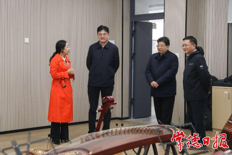市委書記羅毅君（左二）在武陵區(qū)育英小學(xué)調(diào)研