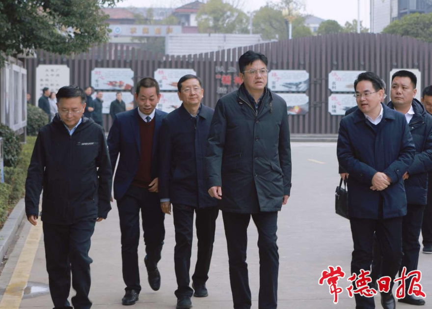 市委書記羅毅君（左四）在漢壽縣職業(yè)中等專業(yè)學校調研